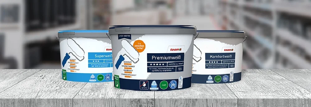 Drei Farbeimer mit Farbrolle